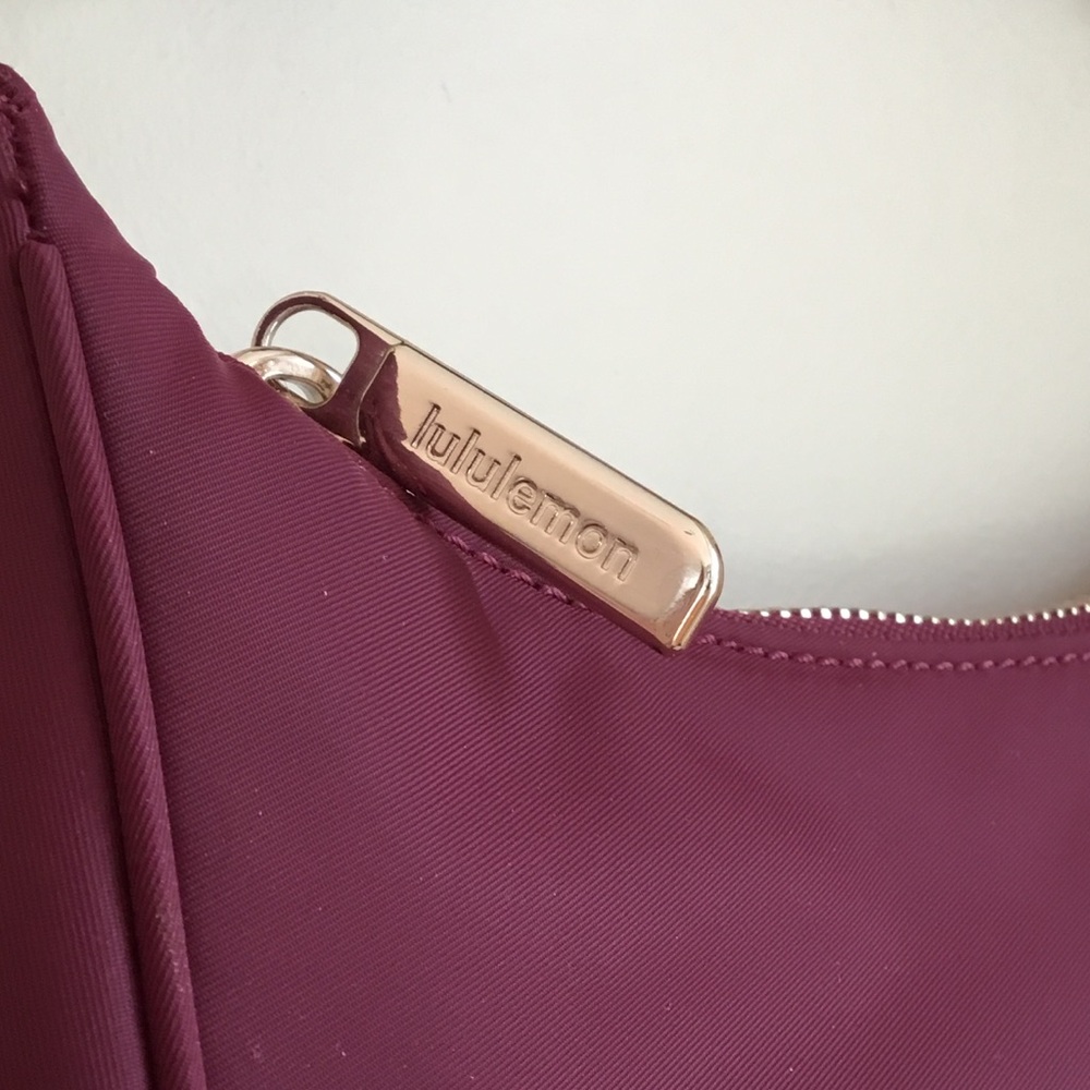 NEW Lululemon Adjustable Mini Shoulder Bag Wine Berry/Gold 3L - Picture 4 of 15
